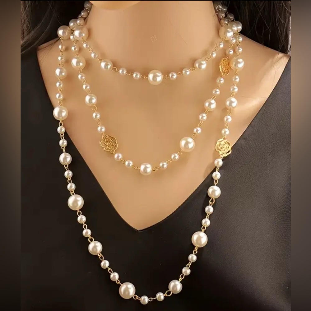 Elegant Pearl and Gold Necklace